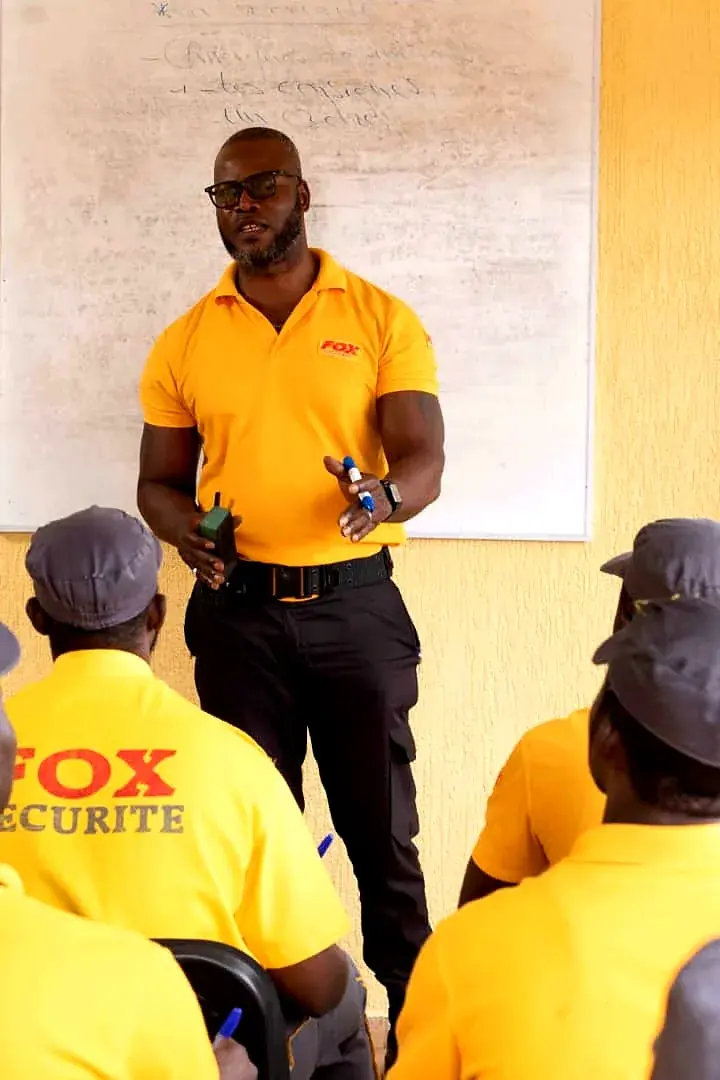 Encadrant Fox Sécurité lors d'une séance d'analyse et de consignes