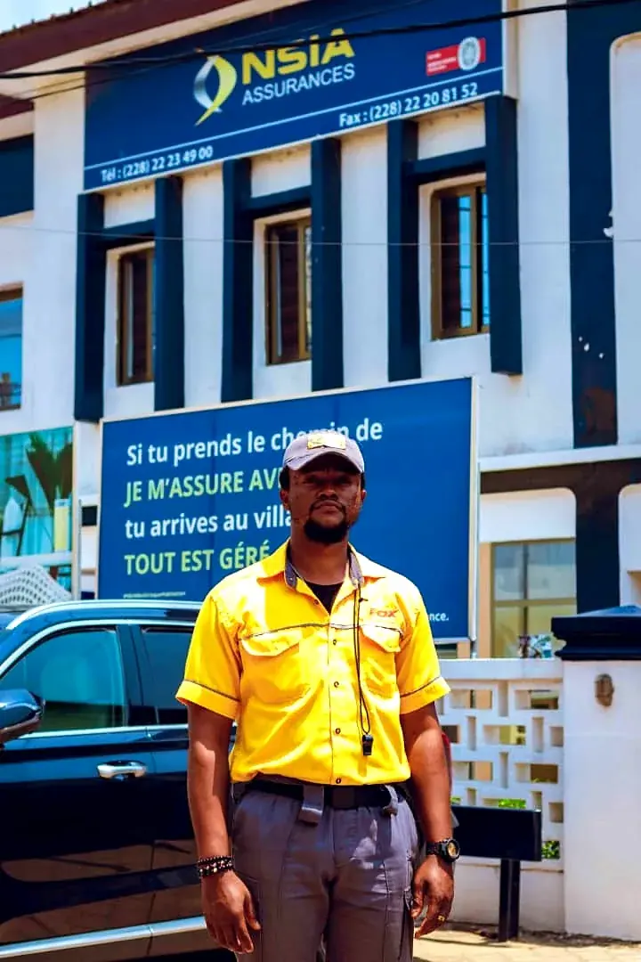 Agent Fox en poste à l'entrée d'un site d'entreprise à Lomé
