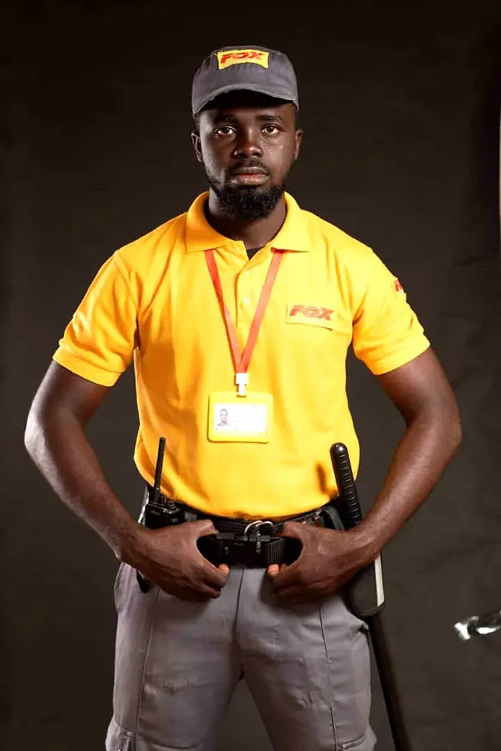 Agent Fox en tenue réglementaire, bâton et badge