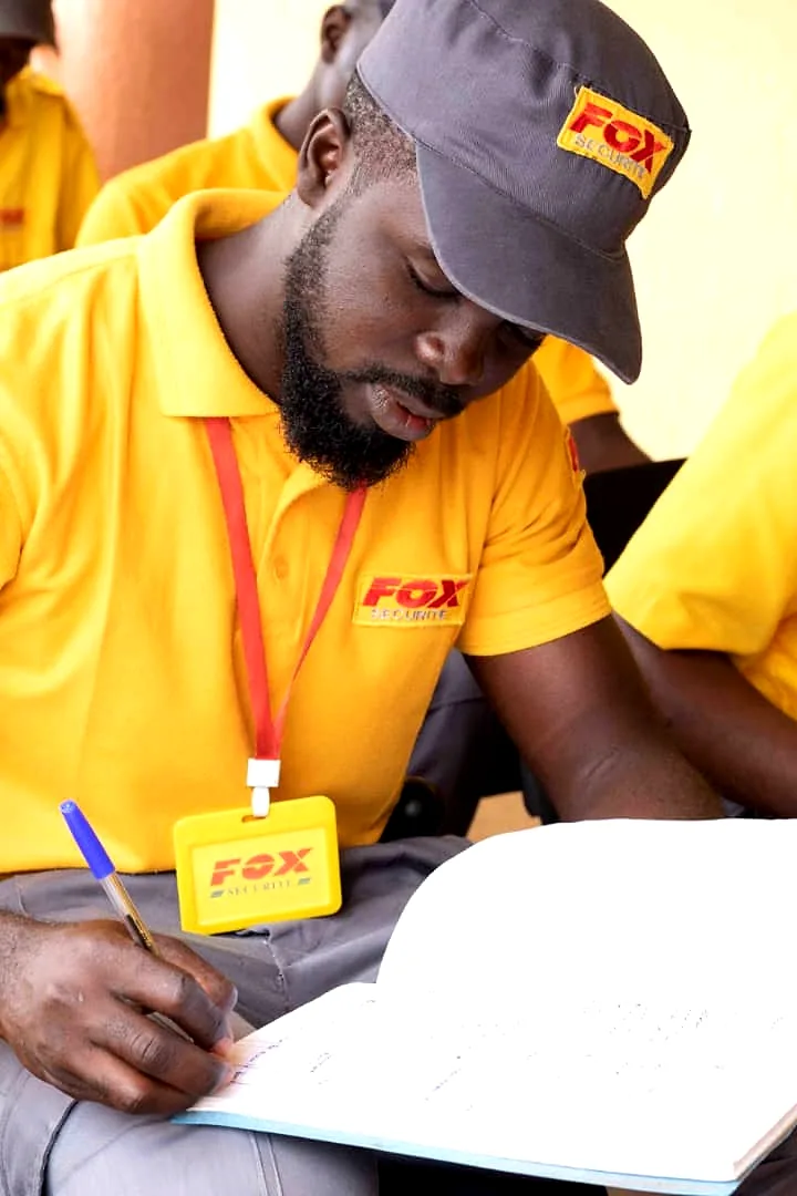 Agent Fox renseignant la main courante sur son poste
